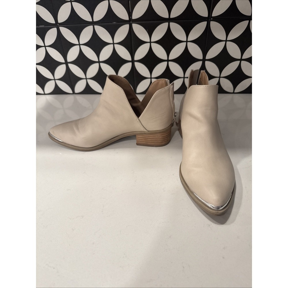 DV Dolce Vita Boots Womens 8.5 Wendee‎ Pointed Ankle Booties Heels Beige Zipper